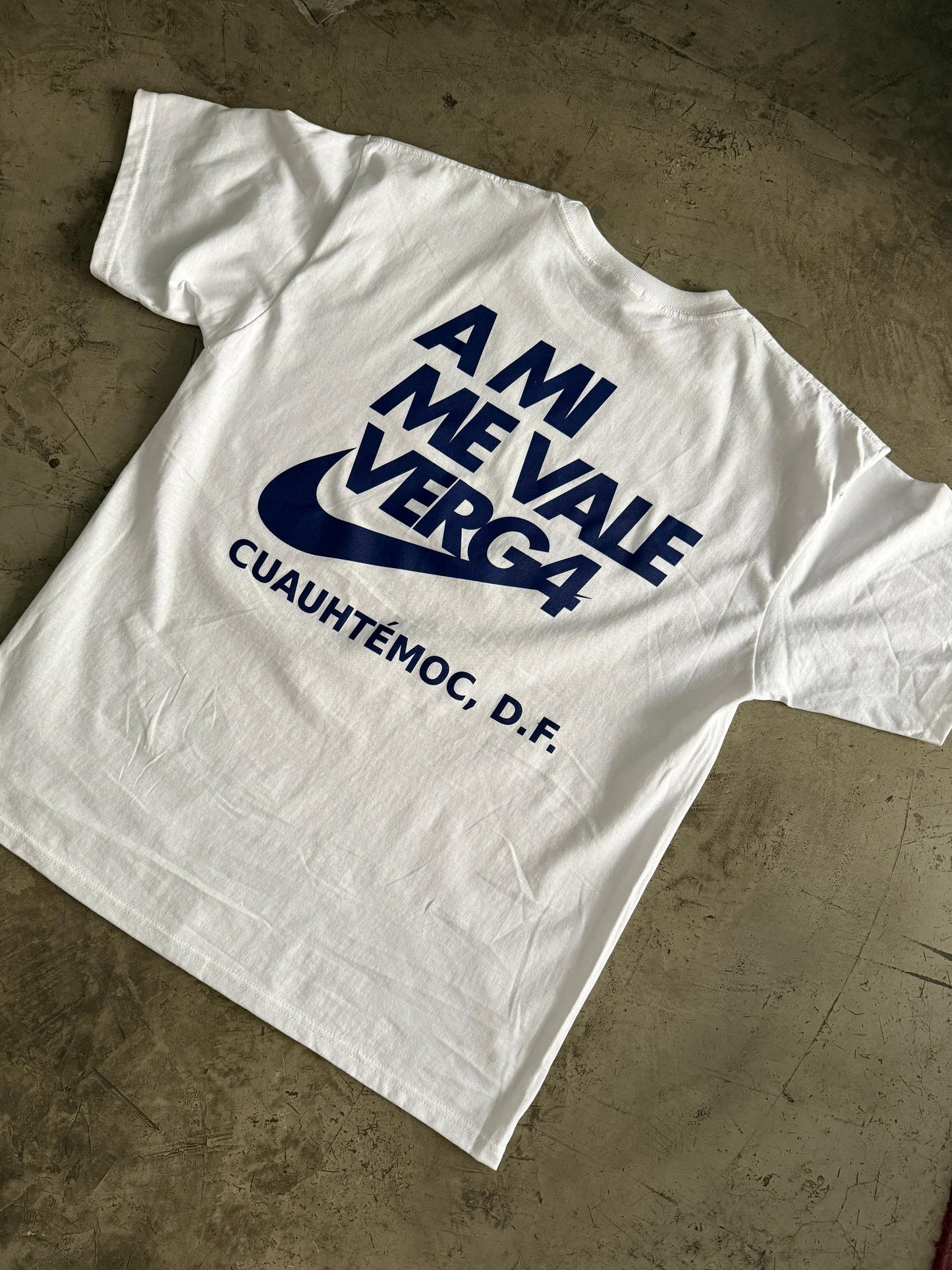 Playera "A Mi  Me Vale Verga" Blanca / Azul